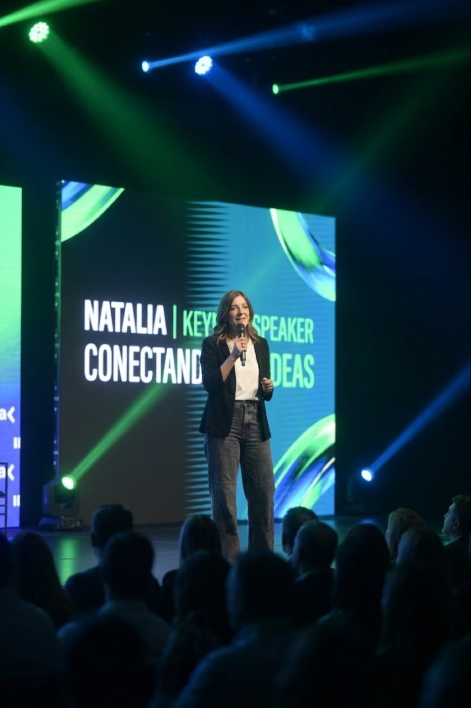 Natalia Cajelli en escena como keynote speaker